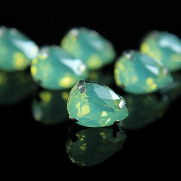 EMBAS4522 (10*15MM TEAR DROP SHAPE OPALINE AND LIME GREEN COLOR ACRYLIC STONE)